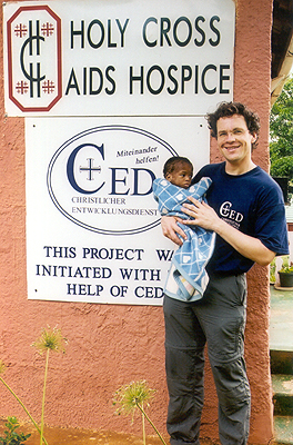 CED-Helfer Dr. Stefan Hinterwimmer vor dem Holy Cross Aids Hospiz
